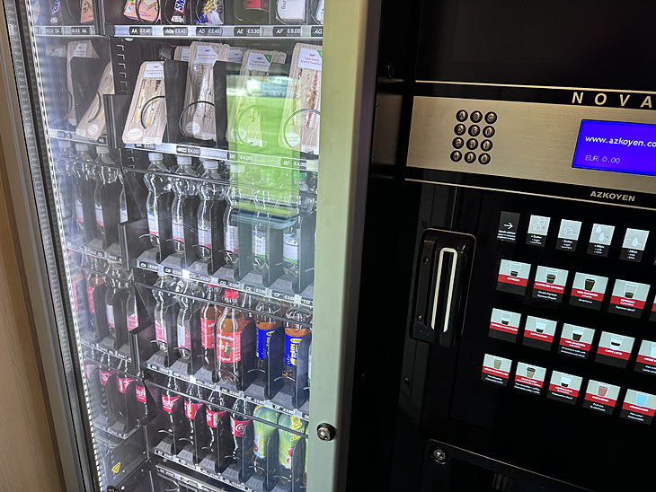 Railjet 2.Gen mit Automaten für Snacks sowie für heiße und kalte Getränke (©Foto: Martin Schmitz)